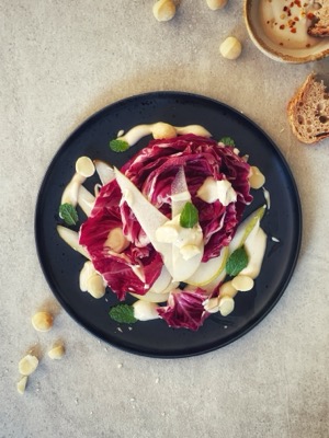 Radicchio mit Birne und Tahini-Dressing